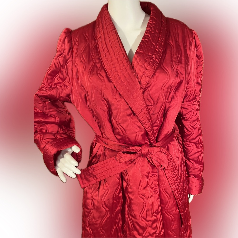 Lovely red quilted Neiman Marcus robe. Medium to large. - Picture 4 of 17